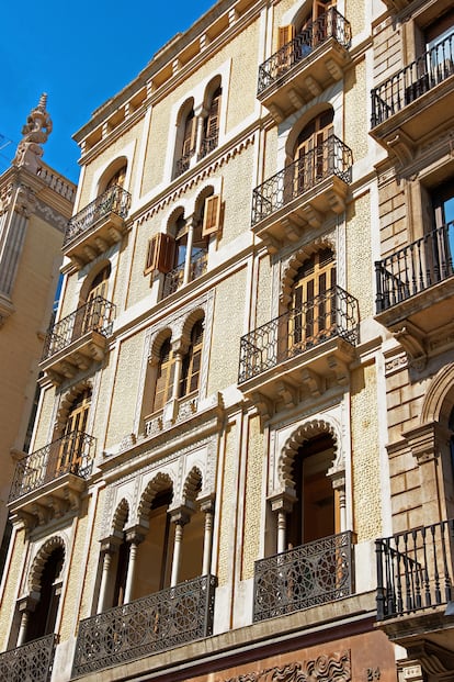 La casa Pere Llibre, en el número 24 del paseo de Gracia, fue erigida en 1872 por el arquitecto Domènec Balet i Nadal. 