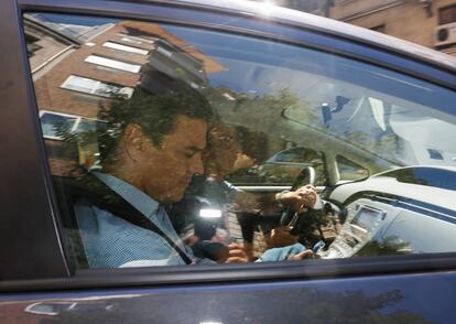 Pedro Sanchez saliendo ayer de la sede del PSOE en Ferraz.