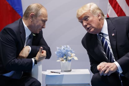 El presidente de Estados Unidos, Donald Trump, se reúne con el presidente ruso, Vladimir Putin, en la Cumbre del G-20 en Hamburgo, el 7 de julio de 2017.