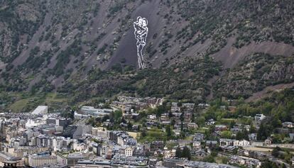 La instalación se observa desde cualquier punto de la capital andorrana
