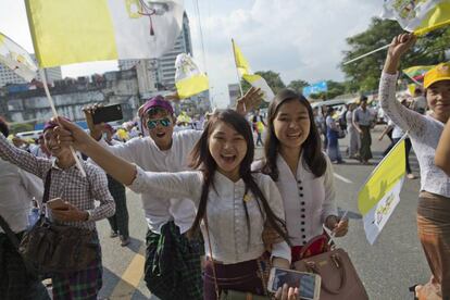 Un grupo de jóvenes celebra la visita del Papa en Yangon.