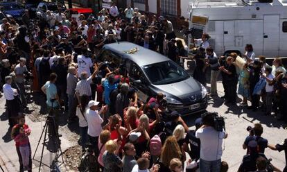 Restos do promotor Nisman chegam ao cemitério no município de La Matanza.