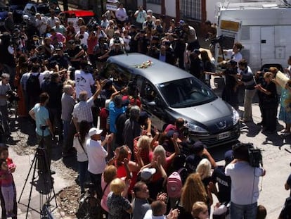 Restos do promotor Nisman chegam ao cemitério no município de La Matanza.