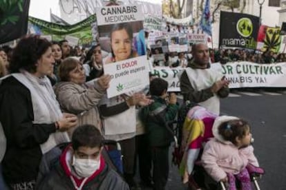 À frente, a jovem Josefina. Seus pais conseguiram que o plano de saúde pagasse o tratamento