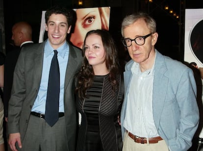 Christina Ricci con el actor Jason Biggs y el director Woody Allen en el estreno de 'Todo lo demás' (2003).