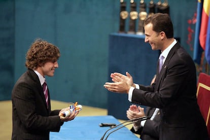 Fernando Alonso recibe el Premio Príncipe de Asturias del Deporte de manos del príncipe Felipe, el 21 de octubre de 2005 en Oviedo.