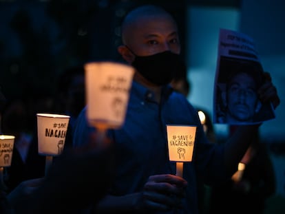 Ativistas participam de uma vigília com velas contra a iminente execução de Nagaenthran K. Dharmalingam, condenado à morte por traficar heroína em Singapura, em 8 de novembro de 2021.