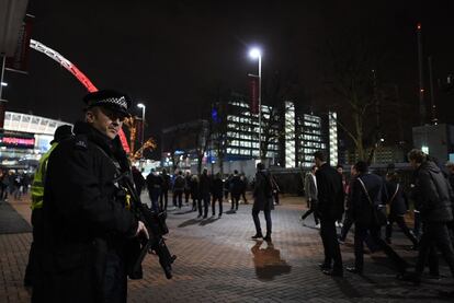 Policías armados en los aledaños del estadio de Wembley donde se disputa el Inglaterra-Francia