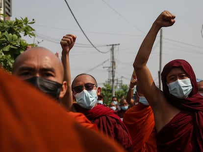 Varios monjes participan en una protesta contra la junta militar birmana, en la ciudad de Mandalay, la segunda de Myanmar, el pasado martes.