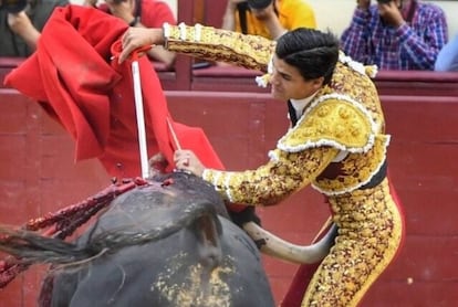 Pablo Aguado, cogido este domingo durante su faena en Las Ventas.