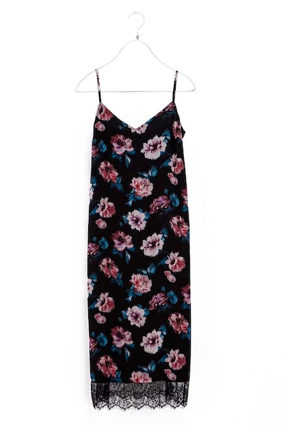 Zara emula los vestidos con acabados de encaje de Vuitton como este vestido, que también recuerda al estampado floreado que ha propuesto Givenchy para este otoño-invierno 2013 (39,99 euros).