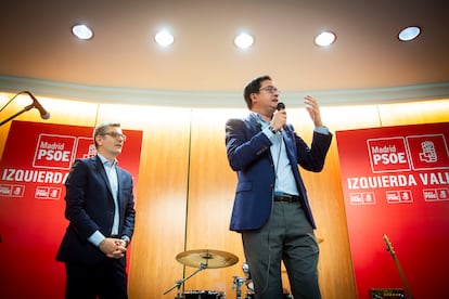 El ministro para la Transformación Digital y de la Función Pública, Óscar López (derecha), y el ministro de la Presidencia, Justicia y Relaciones con las Cortes Félix Bolaños, durante el acto celebrado por el PSOE este viernes.
