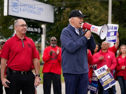 Joe Biden habla con un megáfono en mano, en el centro de distribución de General Motors en Bellville, en el condado de Wayne (Míchigan).