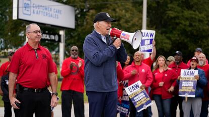 President Joe Biden joins striking United Auto Workers on the picket line