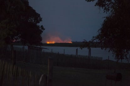 Desde el cielo es fácil ver las inmensas áreas quemadas. El humo y las cenizas aún recorren el aire sobre el Gran Chaco. Y hasta la previsión del tiempo de Google anuncia “humo”. Este foco de incendio, al otro lado del río, en territorio brasileño, comenzó el 2 de noviembre