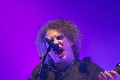 El líder de la banda The Cure, Robert Smith, durante el concierto.