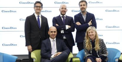 De izquierda a derecha, de pie; Joan Pere Salom (Deloitte), José Ignacio Martínez Patiño (Viesgo) y Artur Opi (Desigual); sentados, Fernando Barrientos (Dia) y Mayra Maretto (Atento).