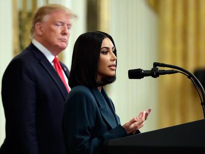 Kim Kardashian y Donald Trump en la Casa Blanca.