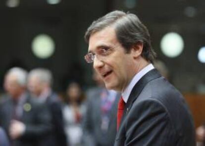 El primer ministro portugués, Pedro Passos Coelho, asiste a la cumbre de jefes de Estado y de Gobierno de la Unión Europea (UE) celebrada en Bruselas, Bélgica, hoy, miércoles 22 de mayo de 2013. Los líderes de los Veintisiete tienen previsto hoy actordar intensificar la lucha contra la evasión y el fraude fiscal, entre otros asuntos.