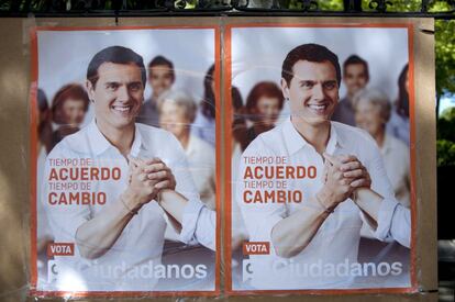 Carteles del candidato de Ciudadanos Albert Rivera en una calle de Ronda (Málaga).