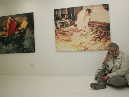 Iván Zulueta en la sala de arte Noventa Grados, junto a alguna de sus fotografías