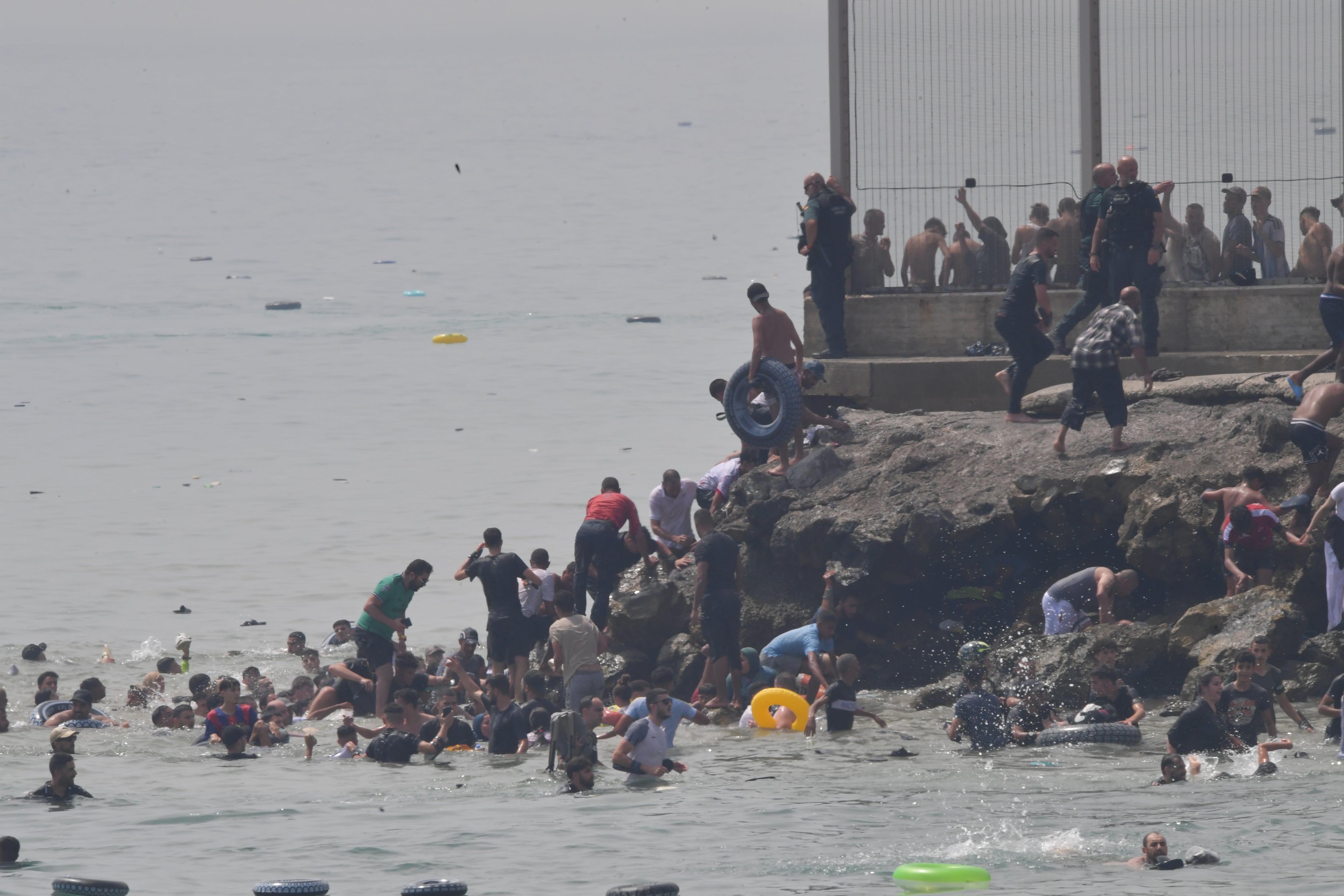 Centenares de inmigrantes llegan a nado a Ceuta, en imágenes