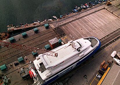 El catamarán permanece en el dique seco del puerto de Barcelona.