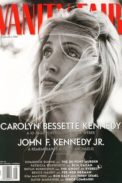 El número de septiembre de aquel fatídico 1999 la edición estadounidense de la revista Vanity Fair decidió homenajear de manera póstuma a la figura de Carolyn Bessette, fallecida dos meses antes. 'La princesa privada' fue el título de la pieza que acompañaba a la sesión de fotos que inmortalizó Bruce Weber.