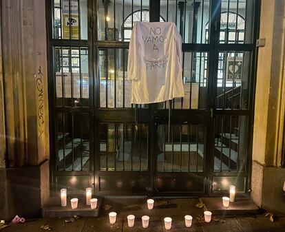 Una bata y varias velas en la puerta de la Consejería de Sanidad. / B. O.