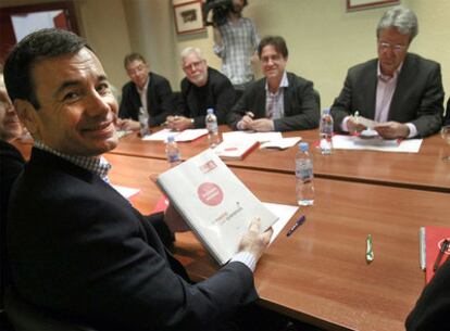 Tomás Gómez, durante la reunión con los secretarios generales del UGT y CC OO.