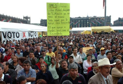 Simpatizantes de López Obrador escuchan su discurso el martes, en ciudad de México.