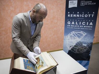 Manuel Gago, comisario de la exposición, hojea un facsimil de la' Biblia Kennicott' este lunes en A Coruña.