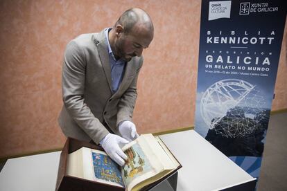 Manuel Gago, comisario de la exposición, hojea un facsimil de la' Biblia Kennicott' este lunes en A Coruña.