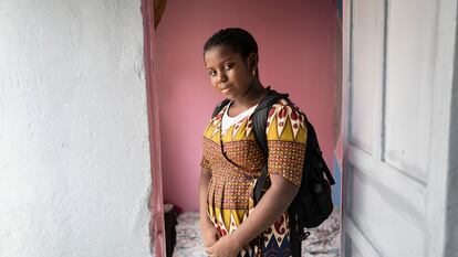 Ramatoulaye Diallo, 13 años en su casa en un barrio popular de Dakar.