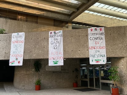 Pancartas que demandan el rompimiento de los convenios del COLMEX con la Universidad Hebrea de Jerusalén en la fachada de la institución en Ciudad de México, en mayo de 2024.