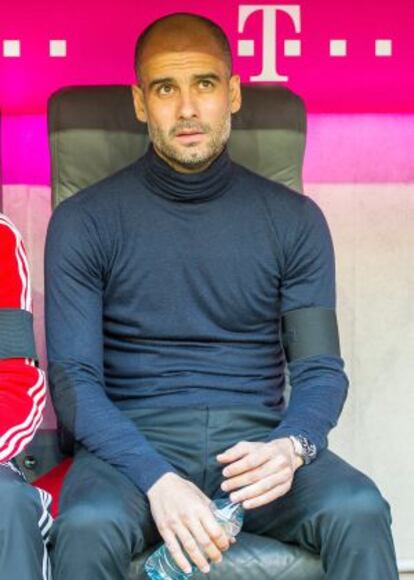 Guardiola, con brazalete negro, en el banquillo del Bayern