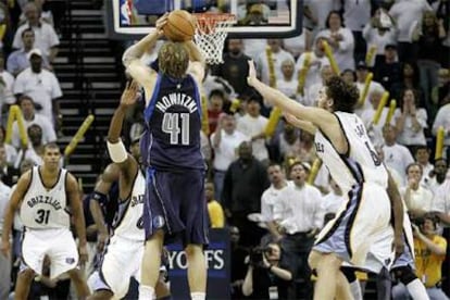 Pau Gasol y Dirk Nowitzki en un momento del partido