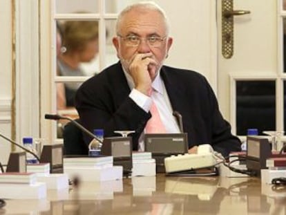 El presidente de las Cortes, Juan Cotino, durante la reunión de ayer.