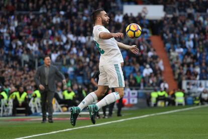 El jugador del Real Madrid Dani Carvajal para el balón con el pecho.
