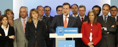 Rajoy, rodeado de la dirección del PP, acusó a jueces, fiscales y policías de crear "una trama" contra su partido, el 11 de febrero.