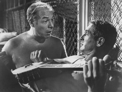 George Kennedy junto a Paul Newman, en una de las secuencias de la película 'La leyenda del indomable'.