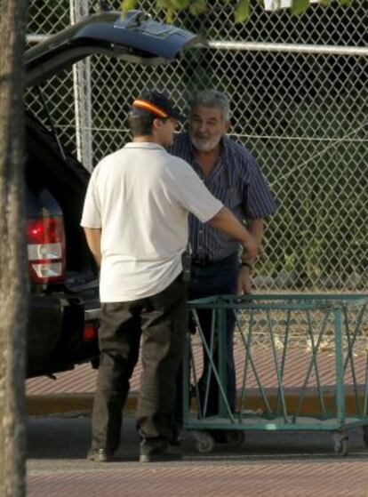Oubiña, con camisa, al salir de la prisión de Navalcarnero.<
