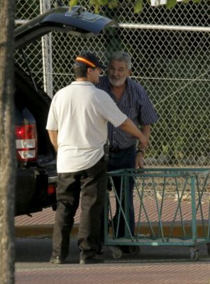 Oubi&ntilde;a, con camisa, al salir de la prisi&oacute;n de Navalcarnero.&lt;