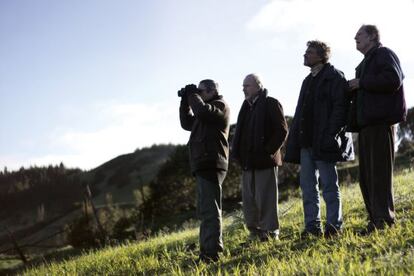 Los curas protagonistas de &#039;El club&#039;, observando una carrera de galgos.