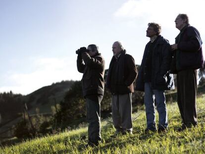 Los curas protagonistas de &#039;El club&#039;, observando una carrera de galgos.