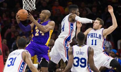 Kobe Bryant, ante la defensa de los Sixers.