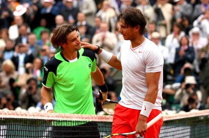 Nadal (derecha) conversa con David Ferrer tras su victoria en la final del Roland Garros 2013.