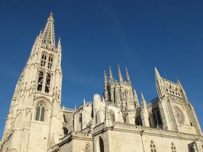 <p><strong>El turista critica.</strong> "Patético. Masificación total, <a href="https://www.tripadvisor.es/ShowUserReviews-g187491-d321358-r638981984-Catedral_De_Burgos-Burgos_Province_of_Burgos_Castile_and_Leon.html " rel="nofollow" target="_blank">lleno de Satán, locos devotos de a saber quién</a>, te piden dinero por respirar, todo carísimo, un puro negocio sectario, abrumador y asqueroso".</p> <p><strong>La experta responde.</strong> "A veces pensamos que la única aproximación a los monumentos es la nuestra, la de cristianos católicos, y personas de otras religiones o tradiciones se sienten ofendidas o violentadas por símbolos o explicaciones que no comprenden". <strong>Inés Martinez Ribas, profesora de comunicación en la UIC y Universidad Pompeu Fabra.</strong></p>