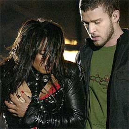 Janet Jackson se tapa un pecho después de que Justin Timberlake se lo descubriera.