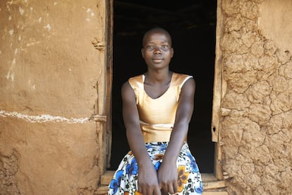 Tabitha, de 15 años, creció en Kenya y vio cómo menguaba poco a poco su grupo de amigas, a medida que estas se sometían a la mutilación genital femenina, dejaban la escuela y se casaban. Pero los padres de Tabitha, Moisés y Susana, estaban informados sobre los daños que se derivan de la mutilación genital femenina, así que la apoyaron a participara en ritos de iniciación alternativos que respetaran la integridad de su cuerpo.